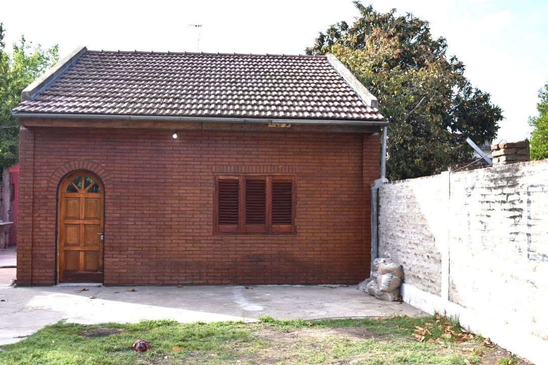 VENTA CASA MULTI-FAMILIAR RECICLADA EN MERLO