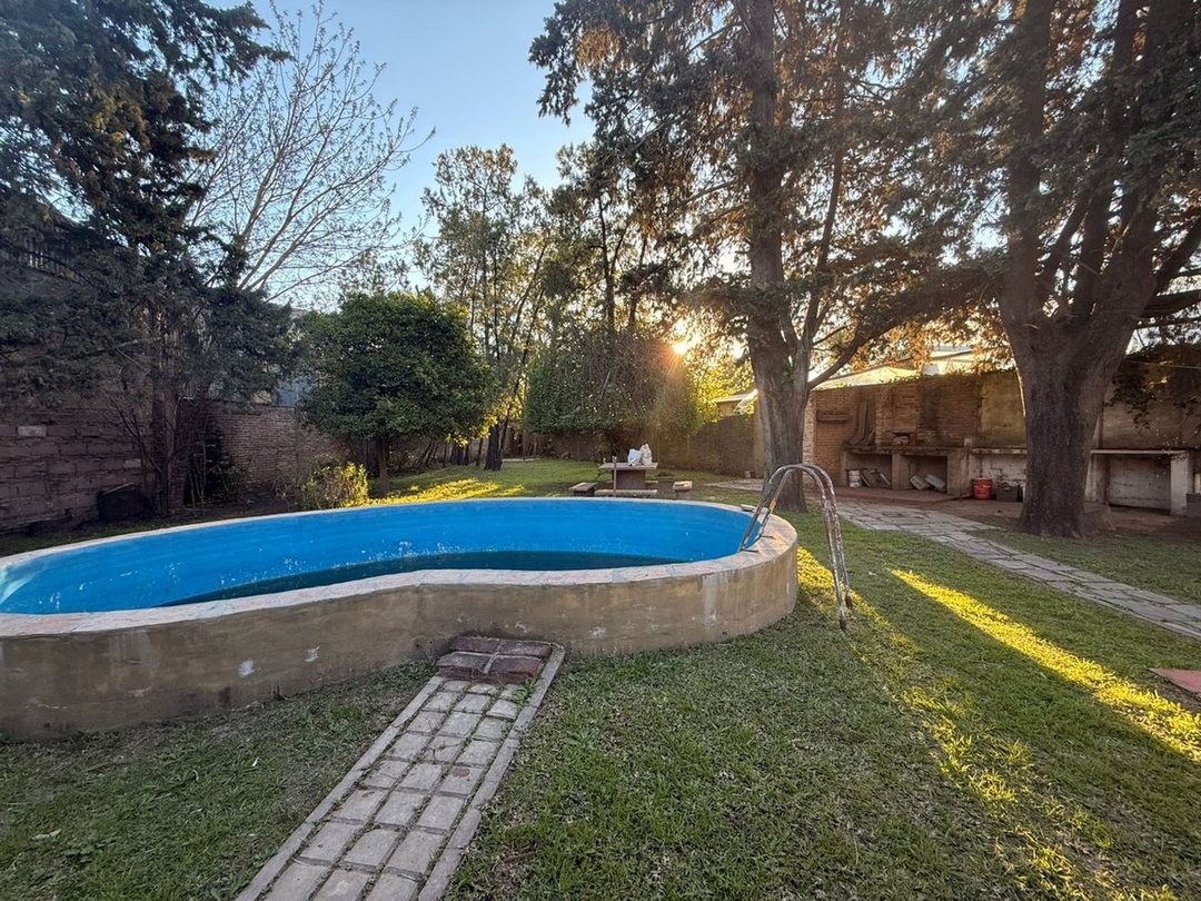 Gran terreno con casa y pileta en Santo Tomé