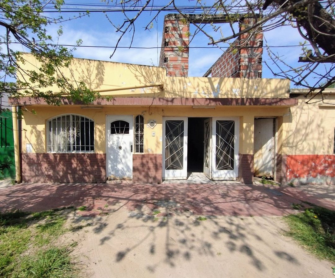 VENTA CASA CON COCHERA A 1 CUADRA DE BLAS PARERA