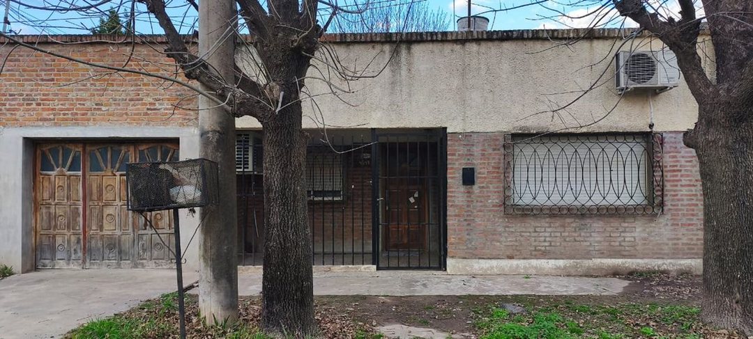 SE VENDE CASA 2 DORMITORIOS, COCHERA EN SANTO TOME