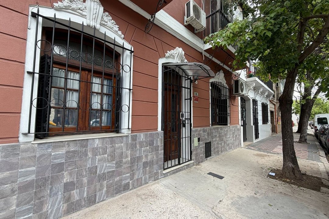 Venta Casa Flores de 6 ambientes  Quincho Terraza