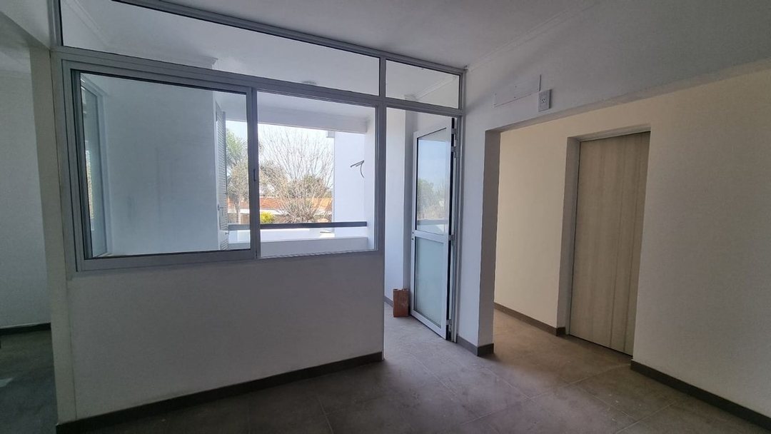 DEPARTAMENTO DE 2 DORMITORIOS CON COCHERA Y PATIO