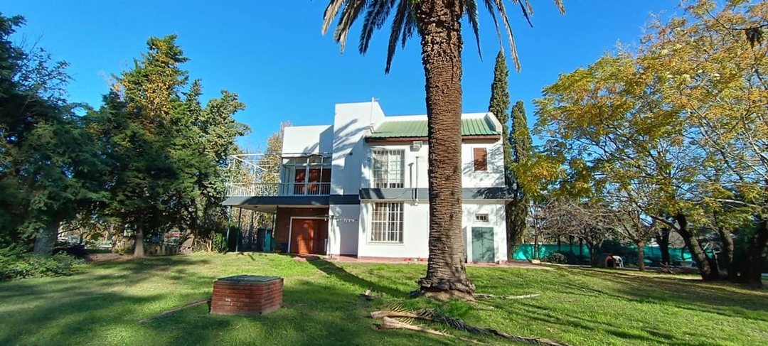 VENTA CASA TRES DORMITORIOS, JARDÍN, PILETA. FUNES