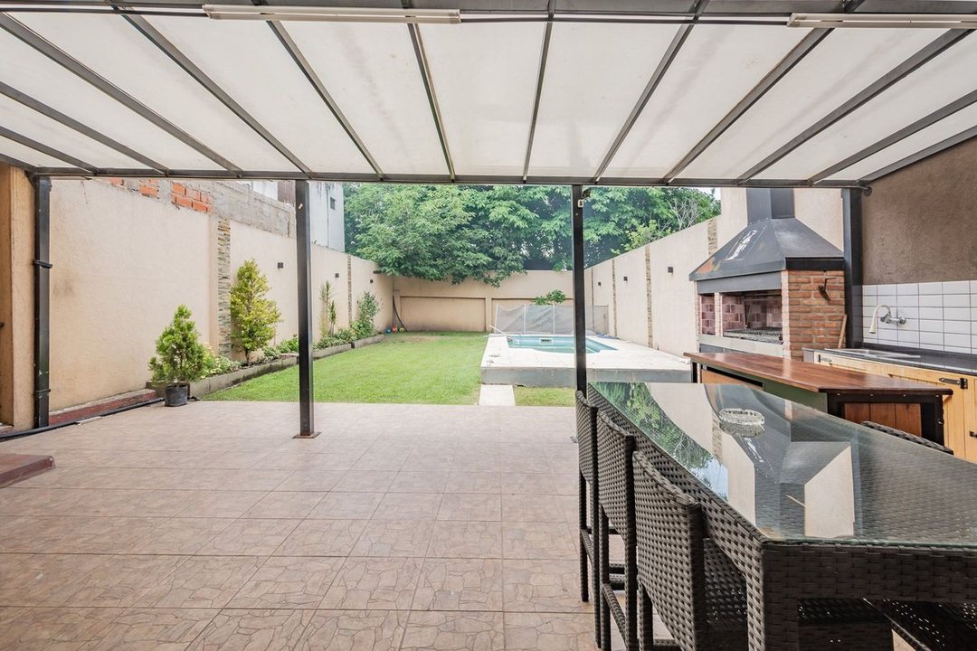 VENTA - Casa 6 ambientes en Aldo Bonzi con Pileta
