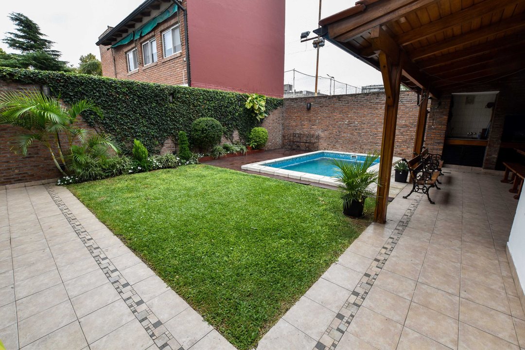 VENTA DE CASA 4 DORMITORIOS CON PILETA