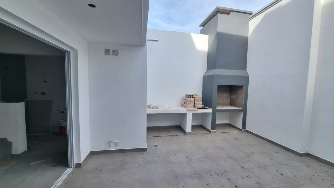 DEPARTAMENTO DE 2 DORMITORIOS CON COCHERA Y PATIO