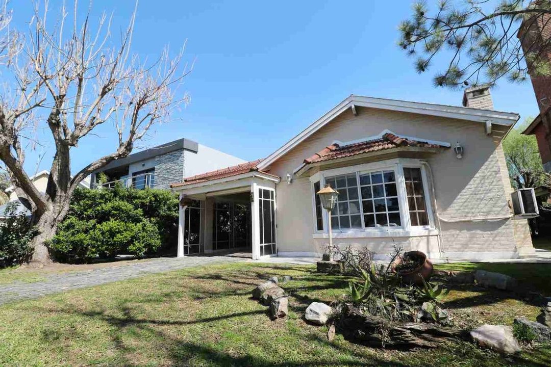 VENTA CASA CON PILETA EN COUNTRY BANCO PROVINCIA