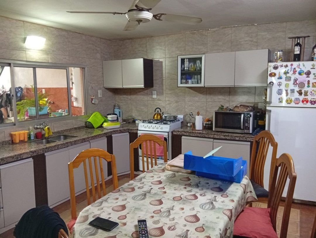 CASA DE PASILLO EN VENTA 3 DORMITORIOS PICHINCHA