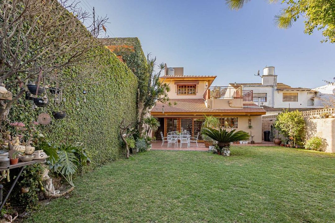 CASA LOTE PROPIO 5 AMBIENTES - JARDIN Y COCHERA