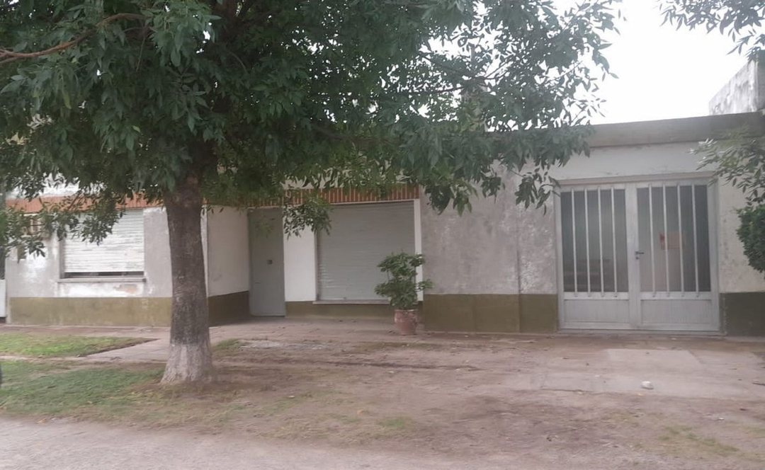 Venta casa dos dormitorios y local en Maria Luisa