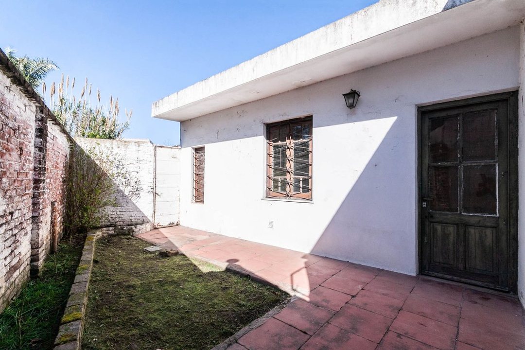 NUEVO VALOR - Casa jardín y patio a reciclar