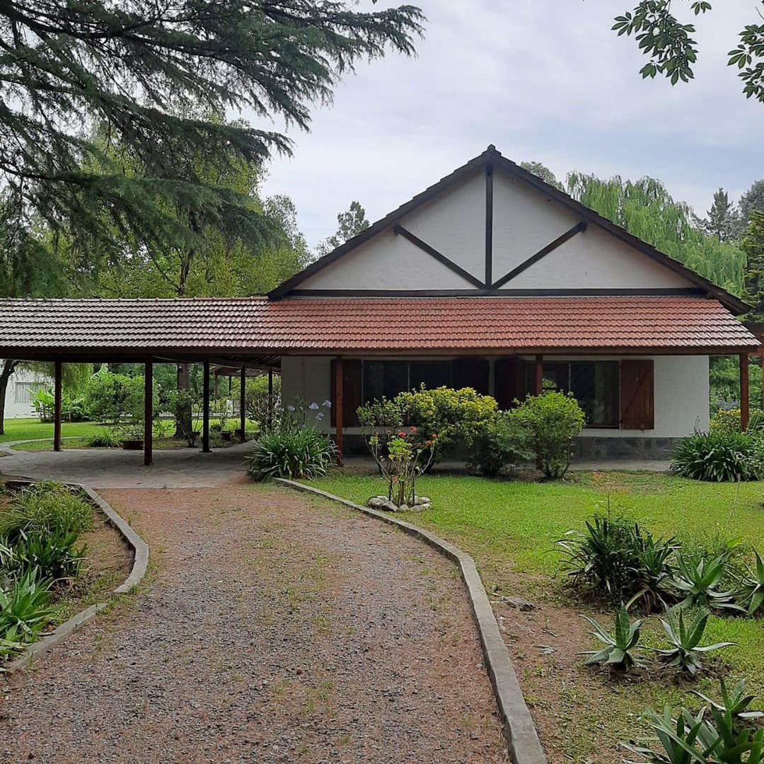 ESPECTACULAR CASA QUINTA EN  EL CAZADOR