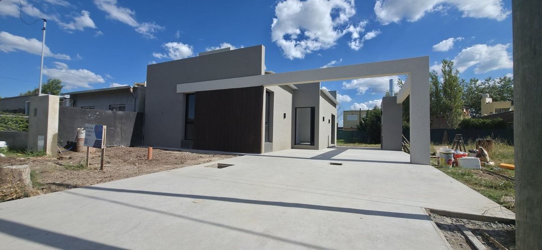 VENTA CASA 2 DORMI CON COCHERA TDS3 SECTOR A