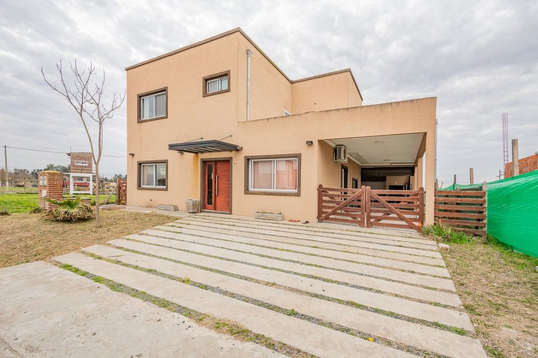 MODERNA CASA 4 DORMITORIOS Brio LAGUNA AZUL-EZEIZA