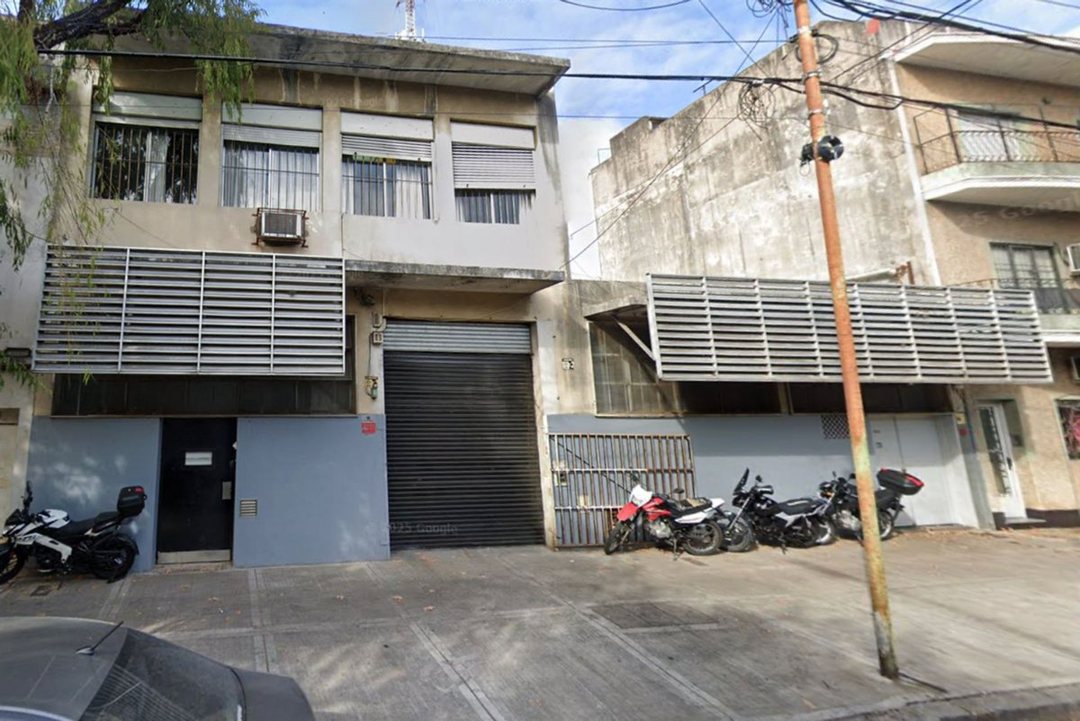 VENTA TERRENO CON DEPOSITOS, GALPONES Y RENTAS
