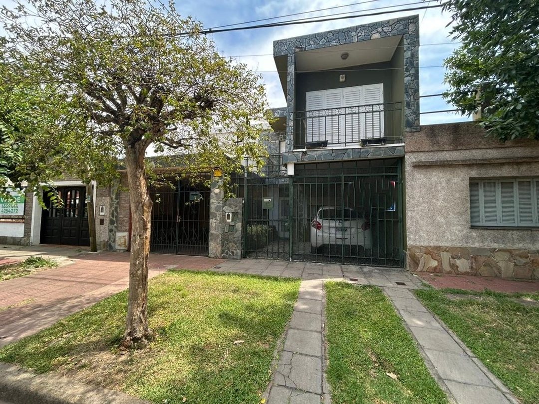 VENTA CASA 3 DORMI, PATIO Y COCHERA ,ZONA NORTE