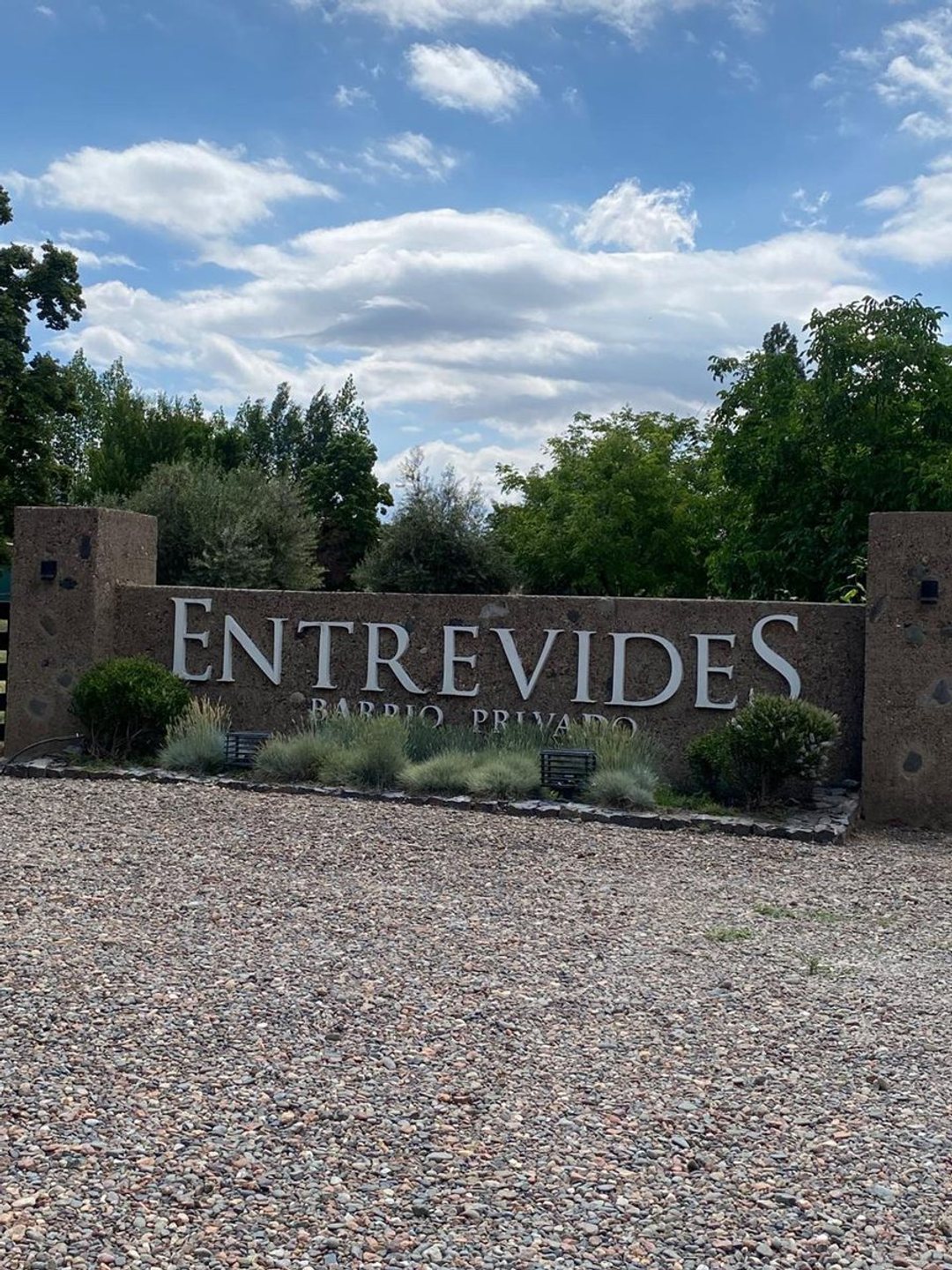 ESPECTACULAR TERRENO EN BARRIO PRIVADO ENTREVIDES