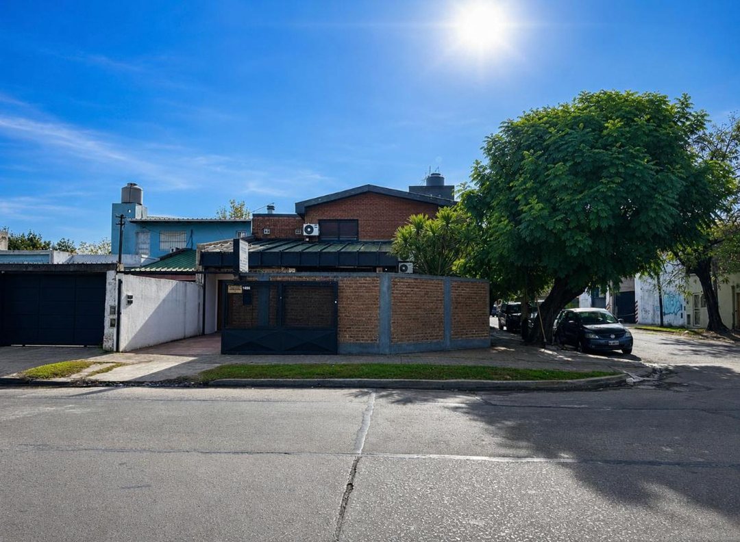 CASA VENTA  BERAZATEGUI 6 AMBIENTE COCHERA PILETA