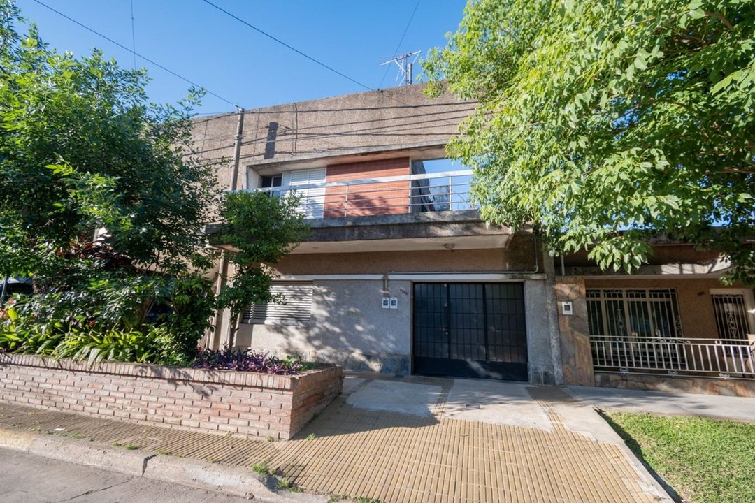SE VENDE CASA + LOCAL COMERCIAL EN BARRIO CANDIOTI