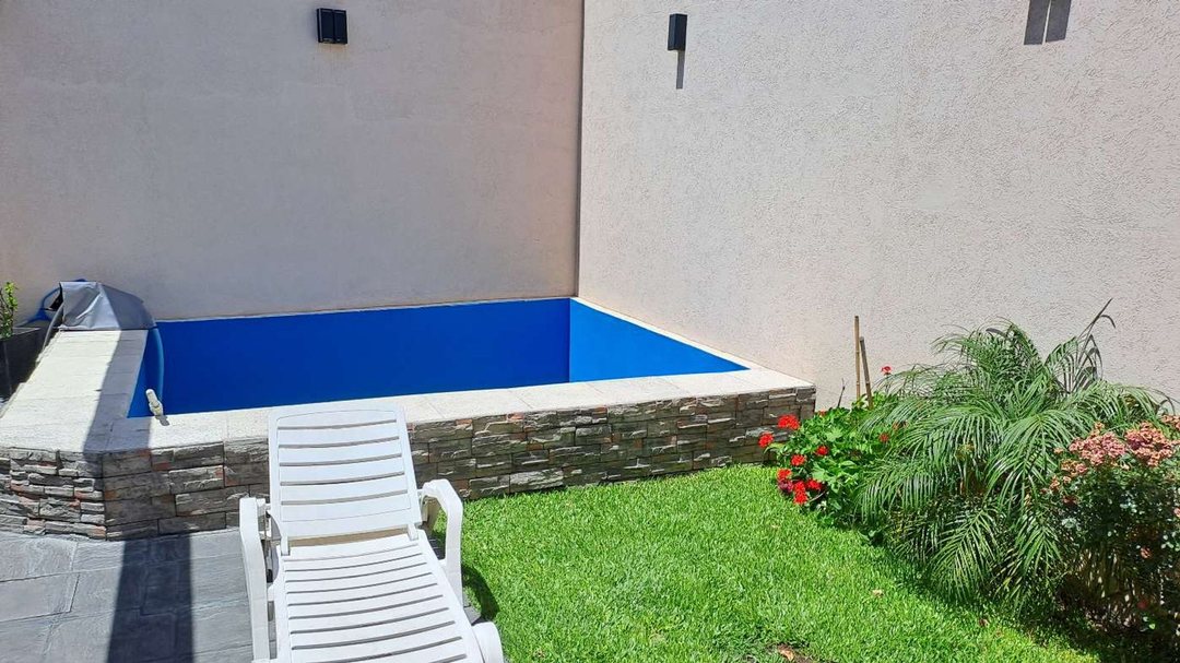 CASA RECICLADA - JARDIN, PILETA - APTO CREDITO