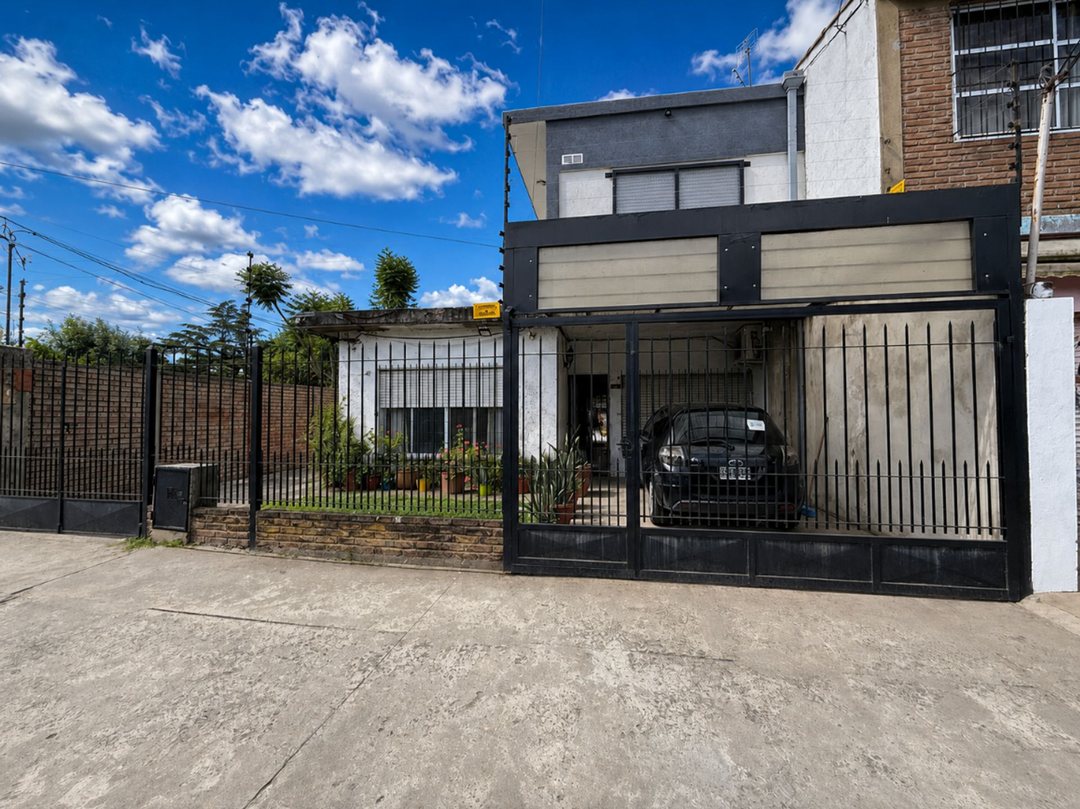 VENTA CASA 4 AMB CON  COCHERA 2 AUTOS, BERAZATEGUI