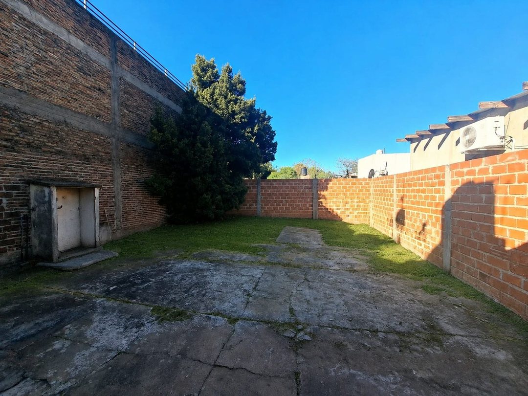 VENTA CASA 3 AMB CON PATIO Y LOCAL, BERAZATEGUI