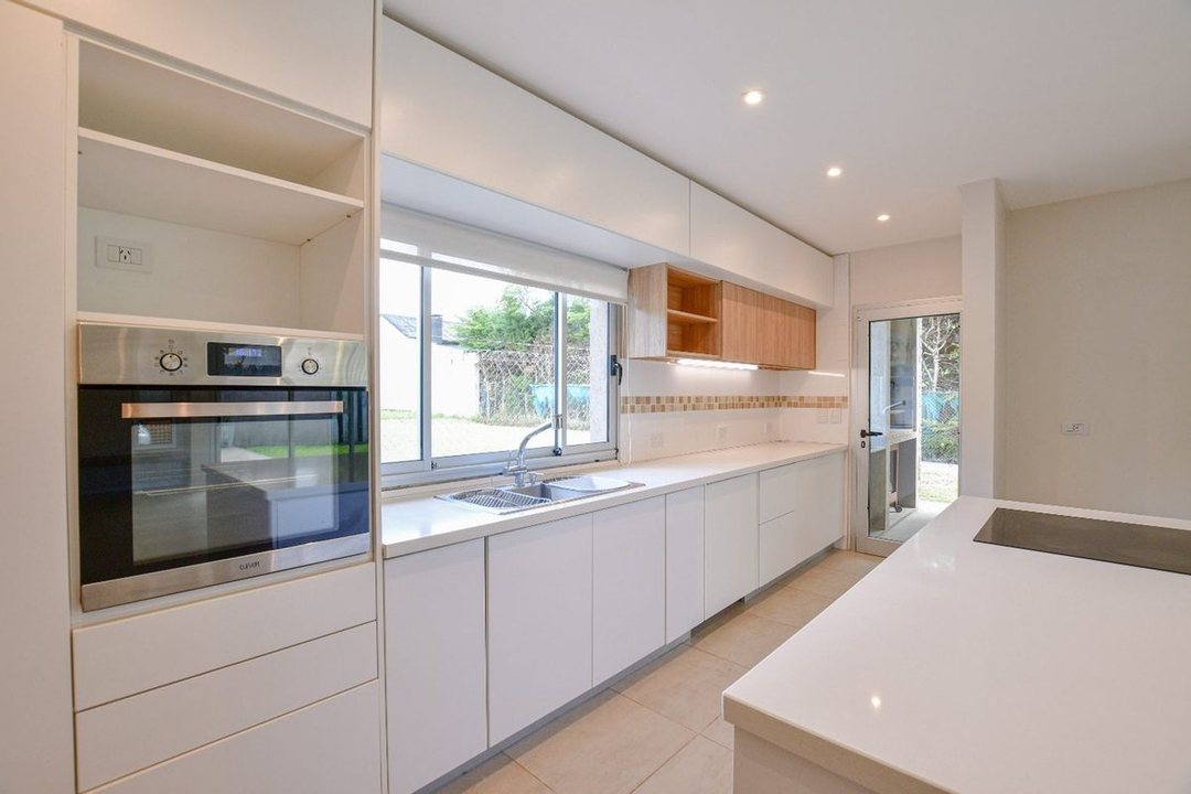 CASA EN VENTA EN CITY BELL 4 DORMITORIOS