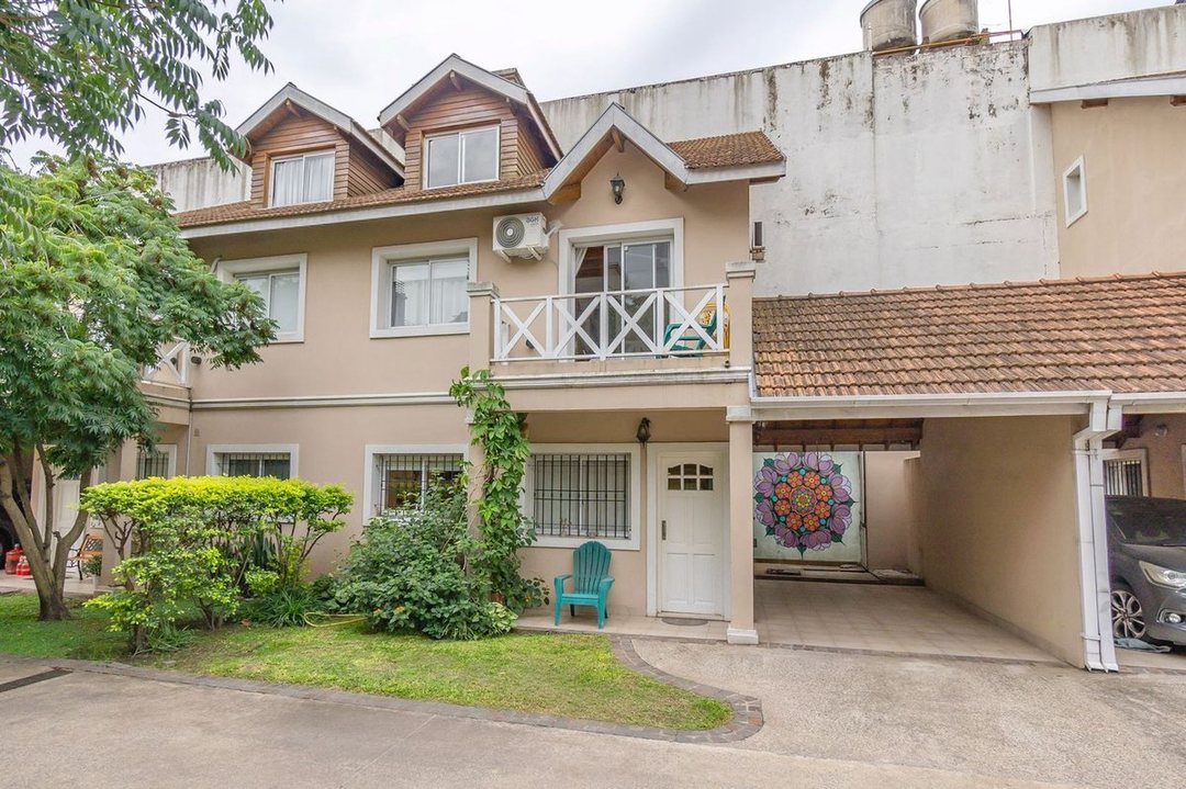 TRIPLEX EN VENTA EN ADROGUE CON COCHERA