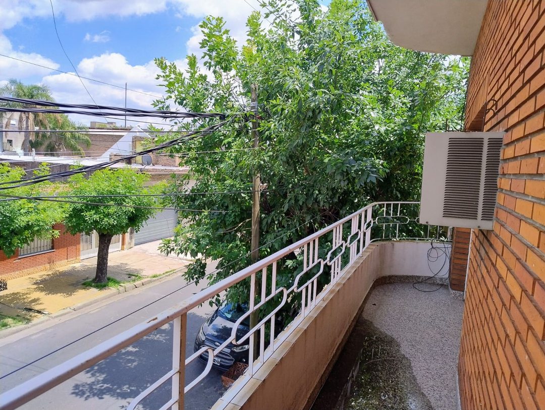 CASA EN LOTE PROPIO CON 3 PROPIEDADES  ENT. INDEP