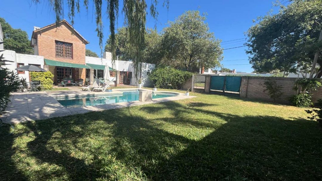 VENTA/CASA EN ESQUINA/B° PIZZURNO/APTA CREDITO