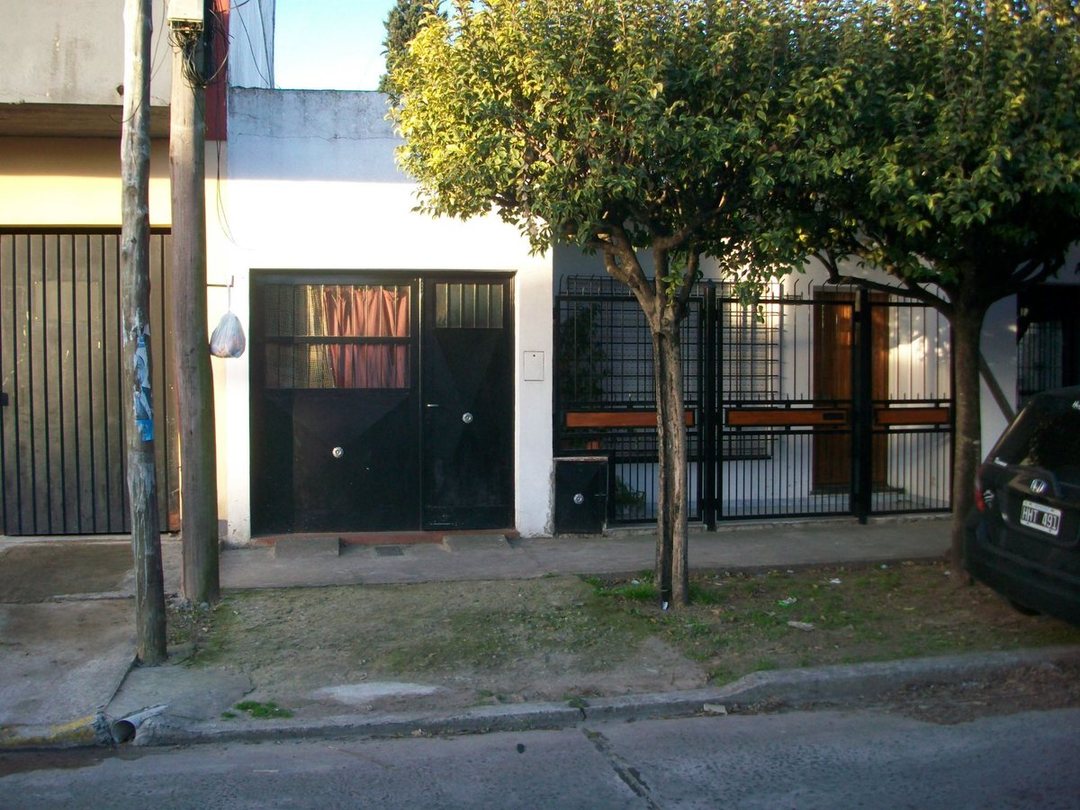Casa amplia, cochera, local, apta crédito.