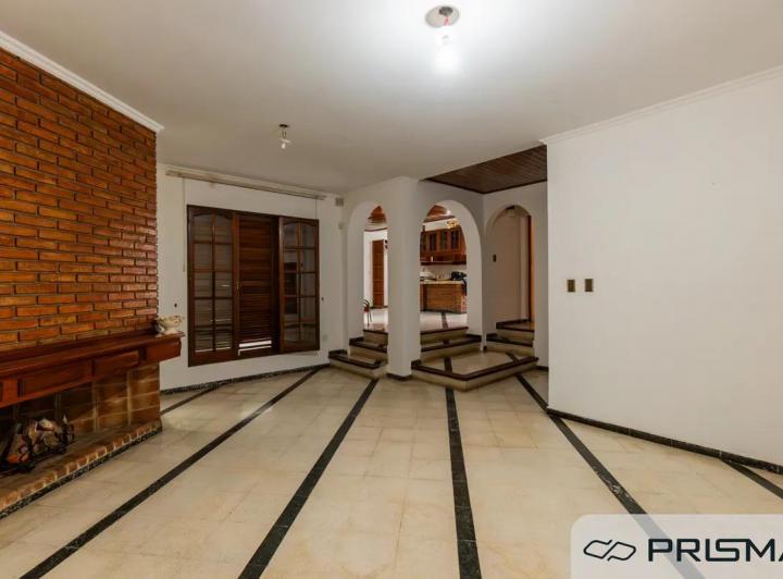 Casa · 240m² · 12 Ambientes · 1 Cochera