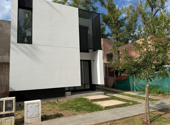 Casa · 145m² · 3 Dormitorios · 2 Cocheras