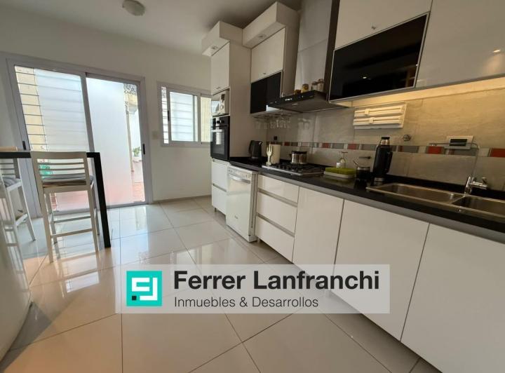 Casa · 121m² · 10 Ambientes · 2 Cocheras
