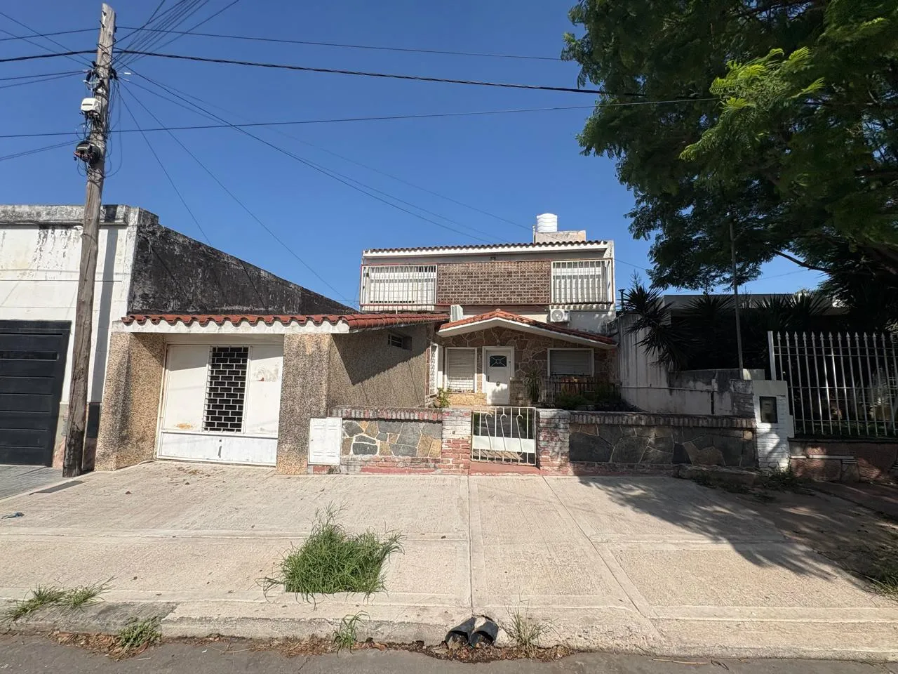 Casa en Alto Alberdi con Gran Patio de 2 plantas con Escritura y Planos 400m2.