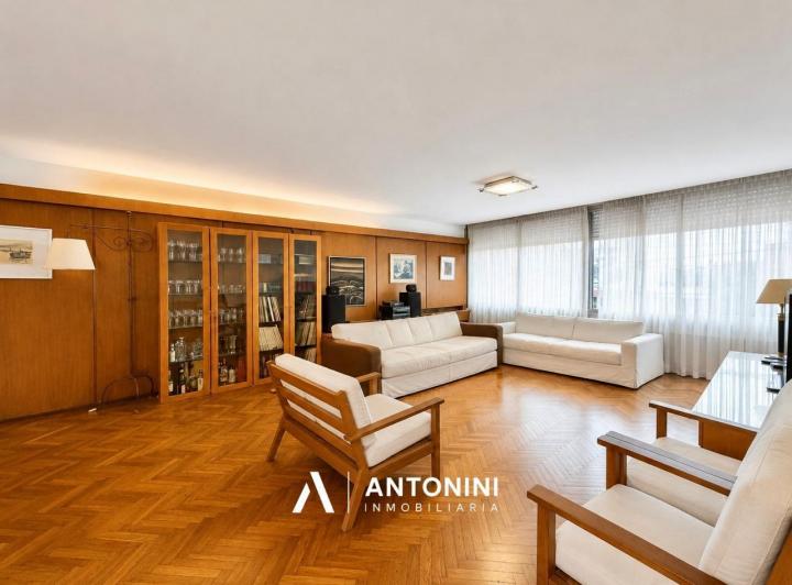 Casa · 300m² · 5 Ambientes · 2 Cocheras