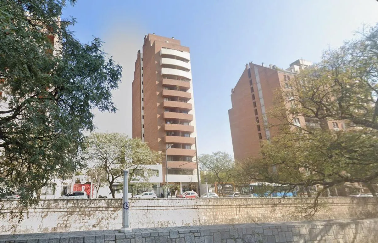 1 Dormitorio amplio con balcón en M.T. de Alvear 800 - Cañada  Para vivir o inve...
