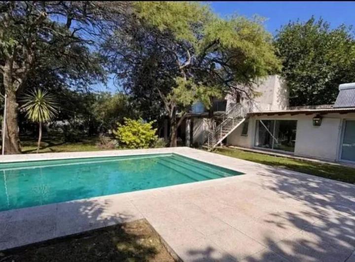 Casa · 200m² · 4 Ambientes · 2 Cocheras