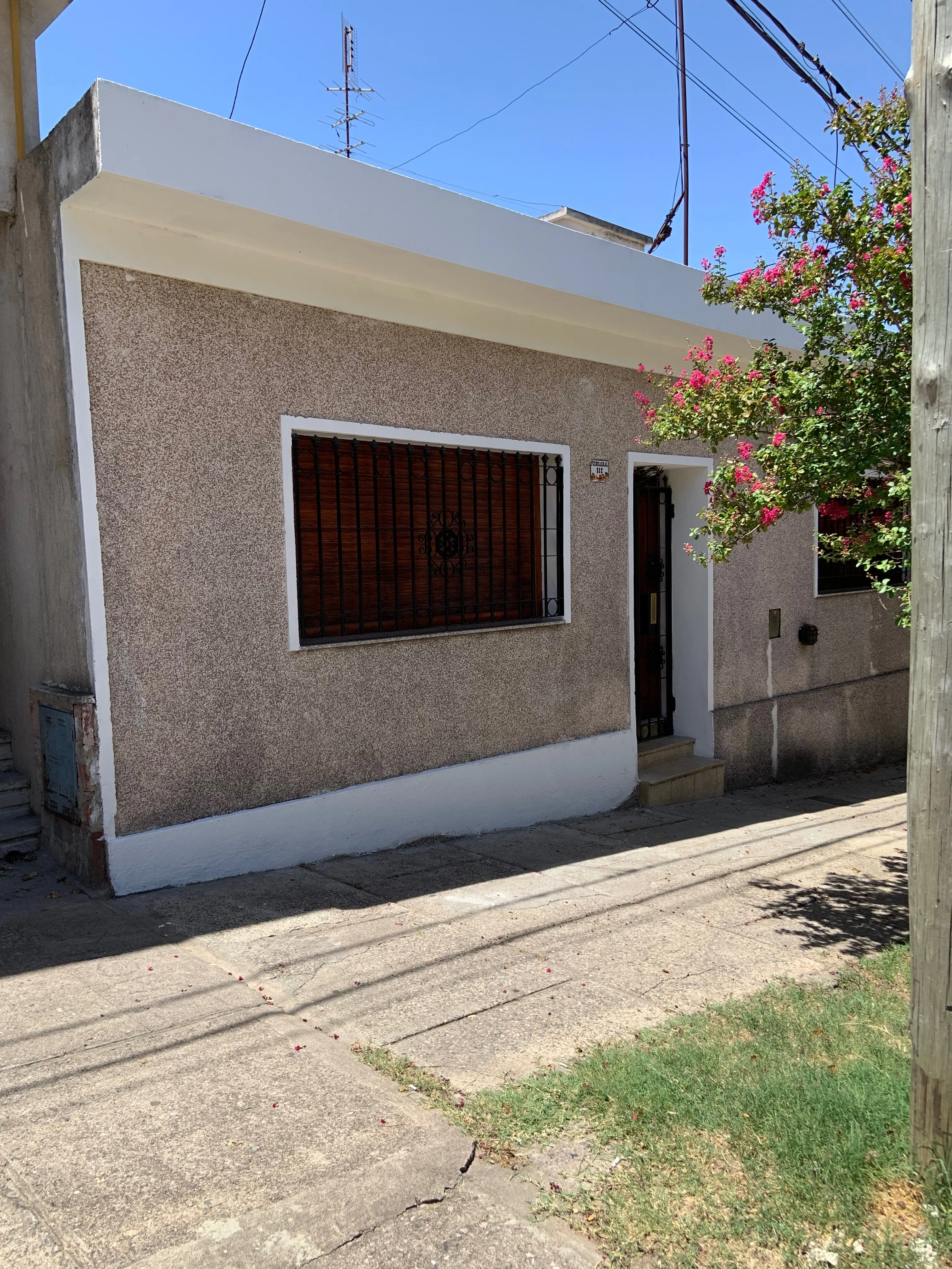 VENDO AMPLIA CASA