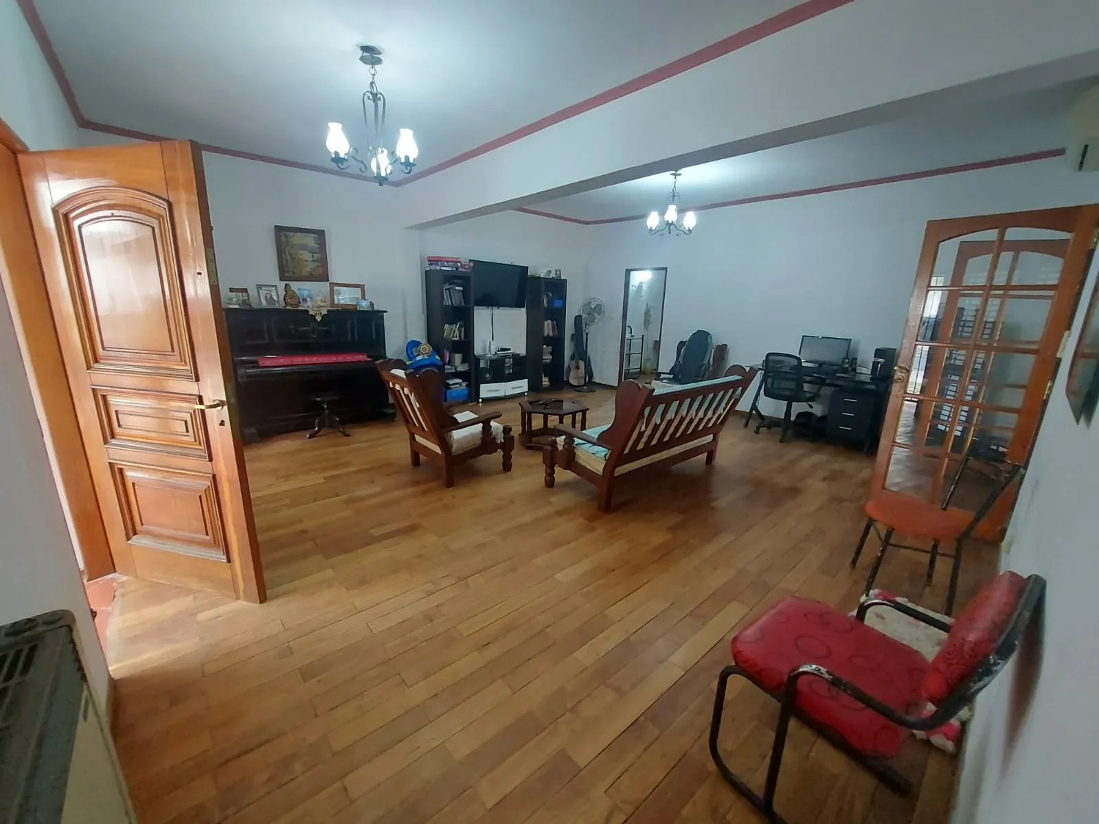 Vendo en Villa Belgrano casa de dos dormitorios-pileta-cochera.