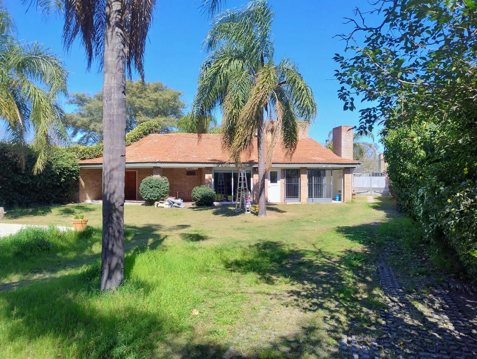 Villa Belgrano. Alquilo Casa de 3 Dorm., 3 Baños, Amplio Patio con Quincho y Pileta.