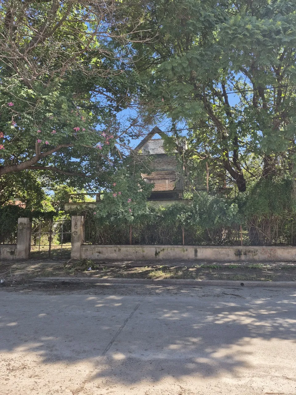 HERMOSO LOTE DE 650 M2 CON UNA CONSTRUCCION A TERMINAR PROYECTO MUY LINDO