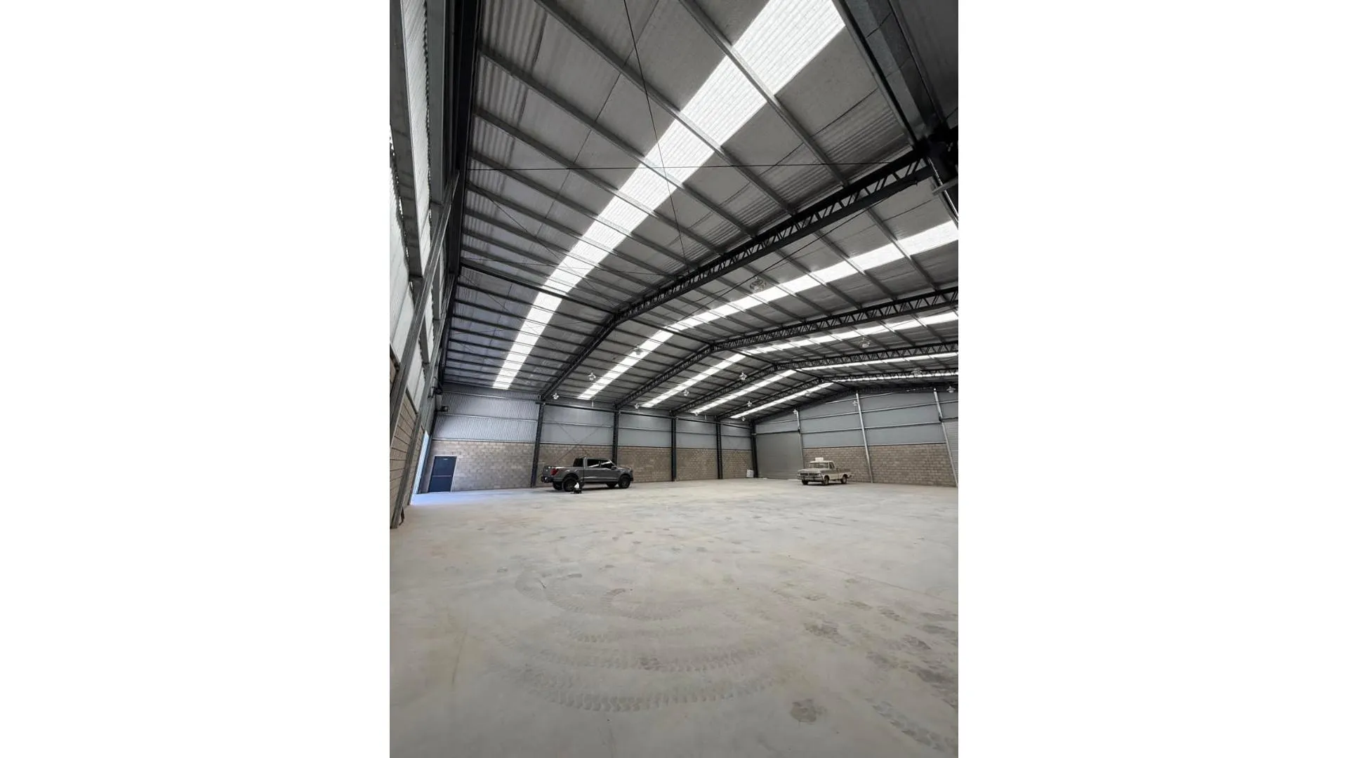 EXCELENTE GALPON DE 720 MTS CUBIERTOS. ZONA INDUSTRIAL