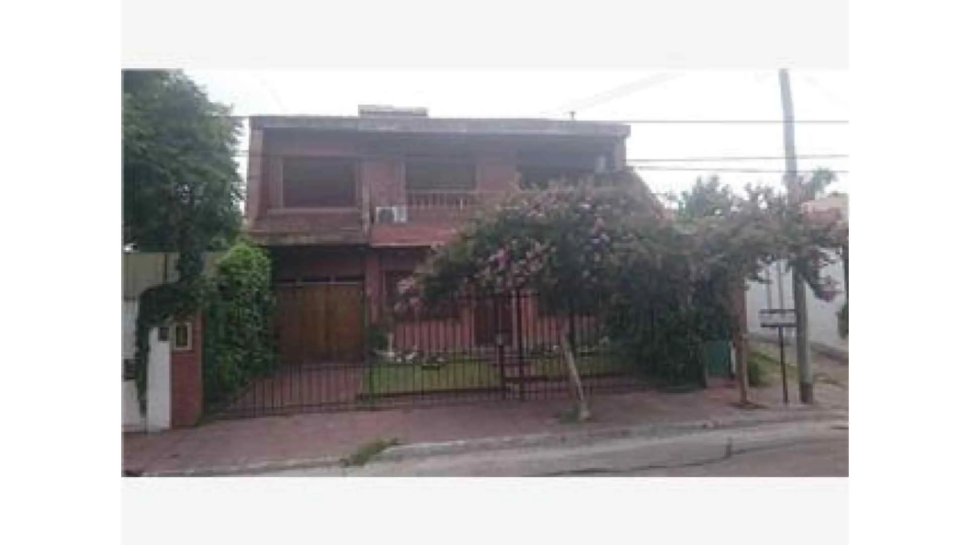 EXCELENTE CHALET EN LA MEJOR ZONA DE PADUA SUR EN TRES PLANT