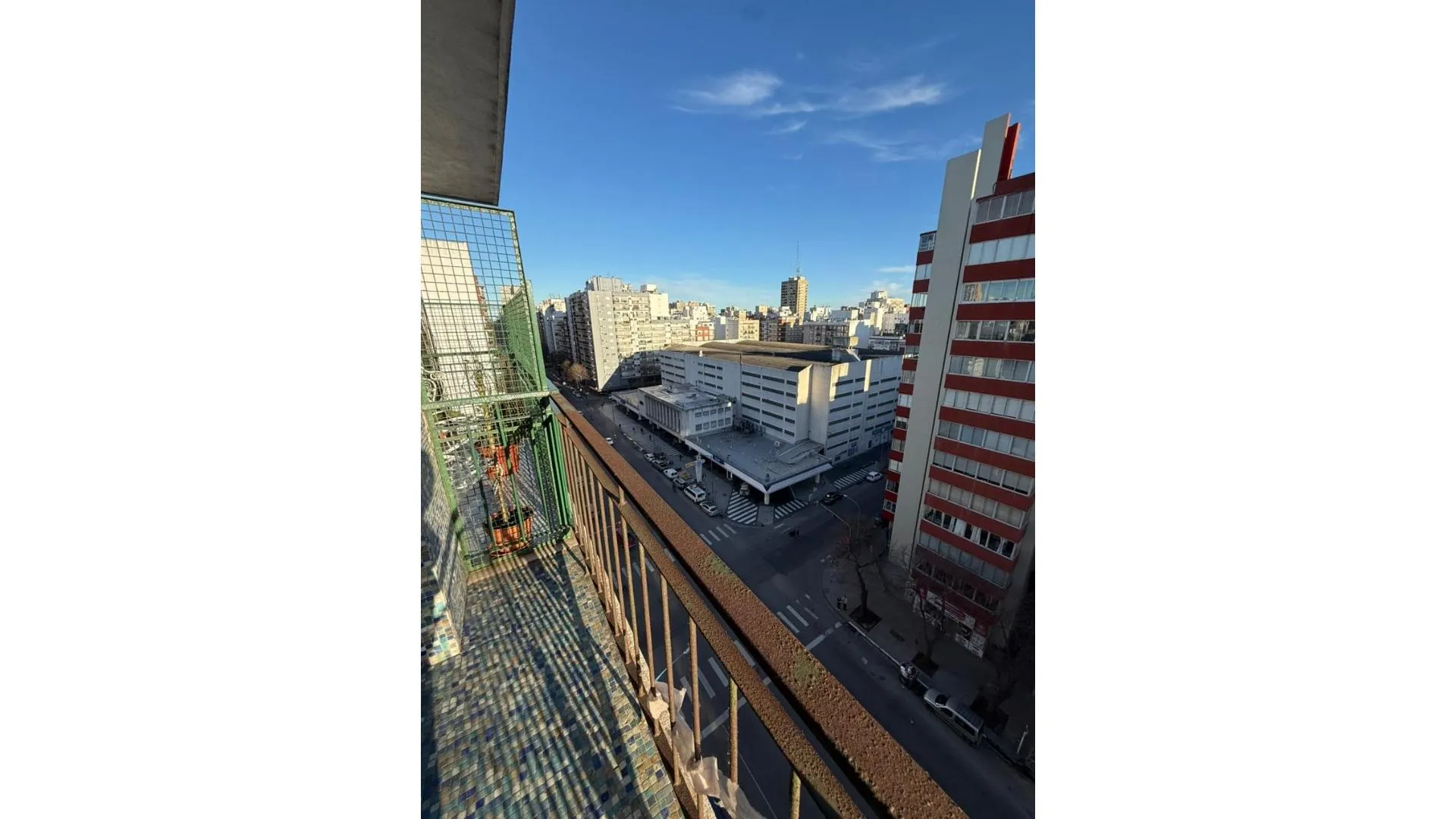 VENTA UN AMBIENTE A LA CALLE CON BALCÓN SALIENTE