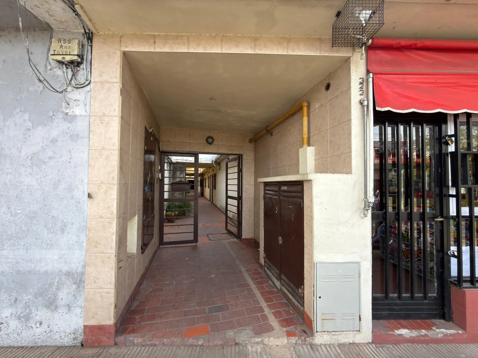 DEPARTAMENTO DE PASILLO DE UN DORMITORIO EN ZONA SUR