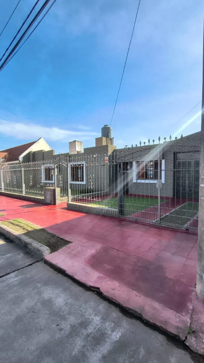 CASA EN VENTA | BARRIO LAS ROSAS | 3 DORMITORIOS | QUINCHO | COCHERA PARA 3 VEHÍ...