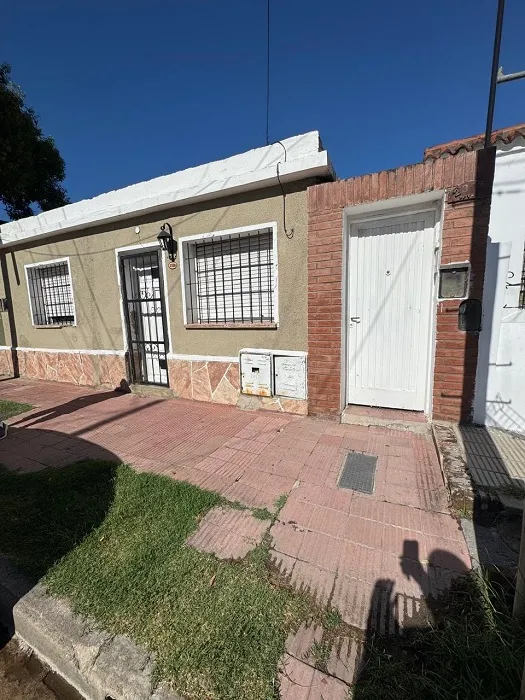 VENTA – CASA DE 2 DORMITORIOS CON PATIO Y GALERÍA – TALLERES SUD- APTA CREDITO