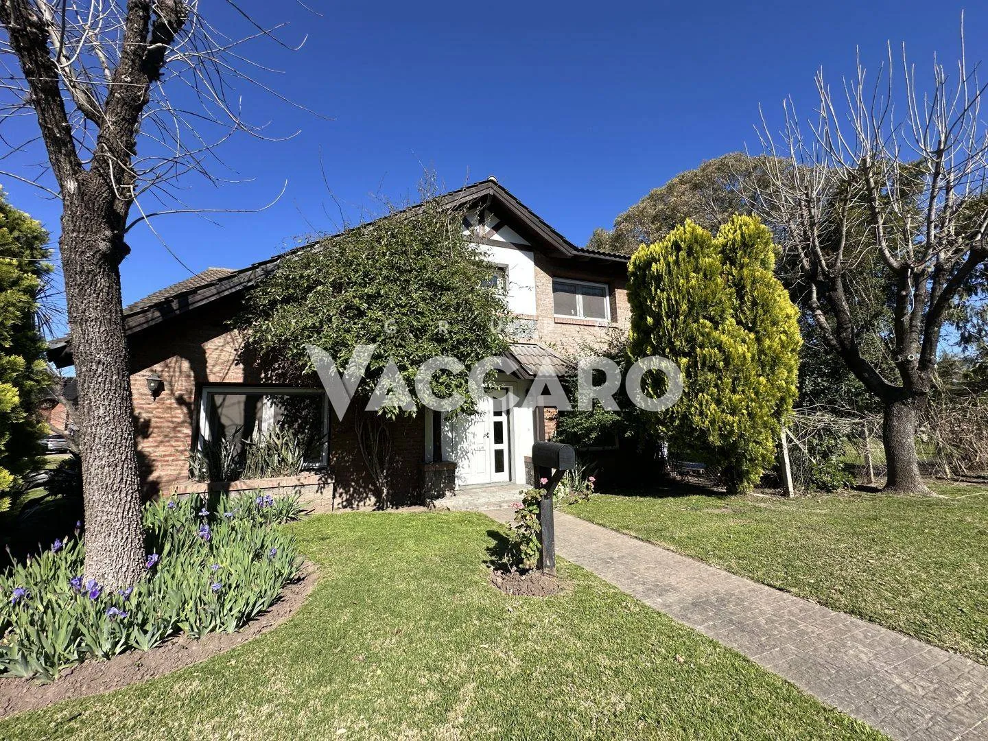 Casa En Venta 4 Ambientes Barrio cerrado Zona Oeste