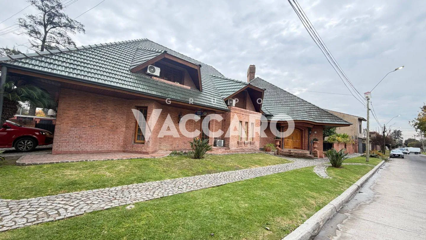 Venta de Casa con 4 Dormitorios en Castelar Norte